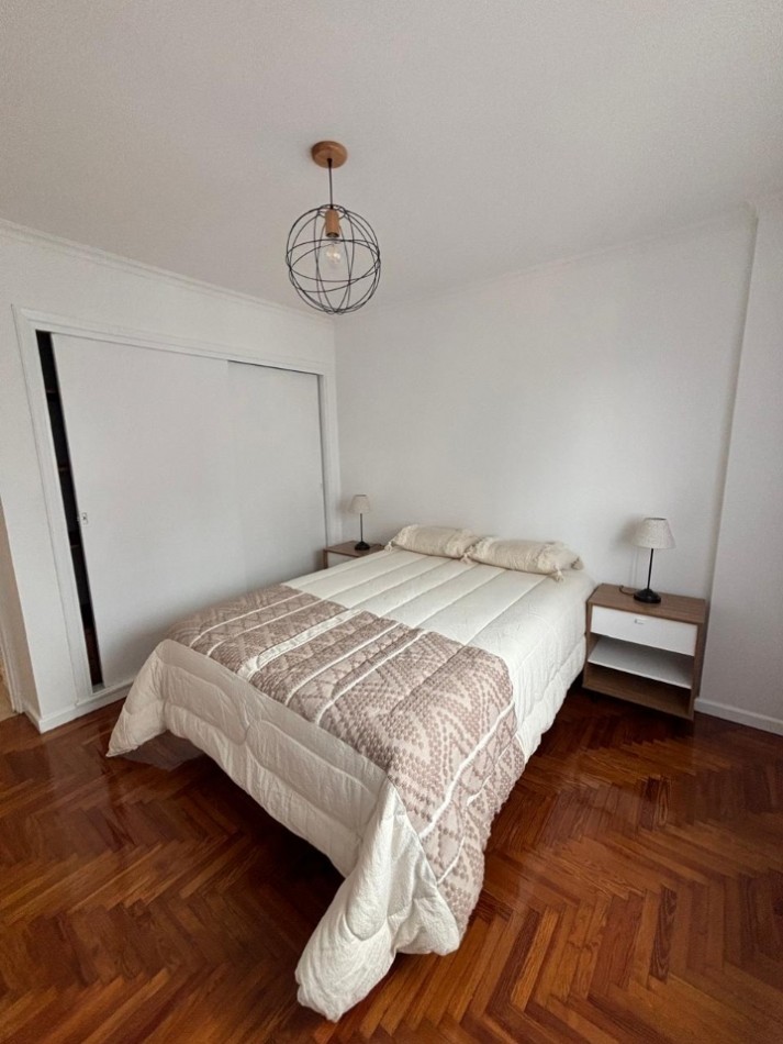 2 ambientes con dependencia y vista lateral al mar.