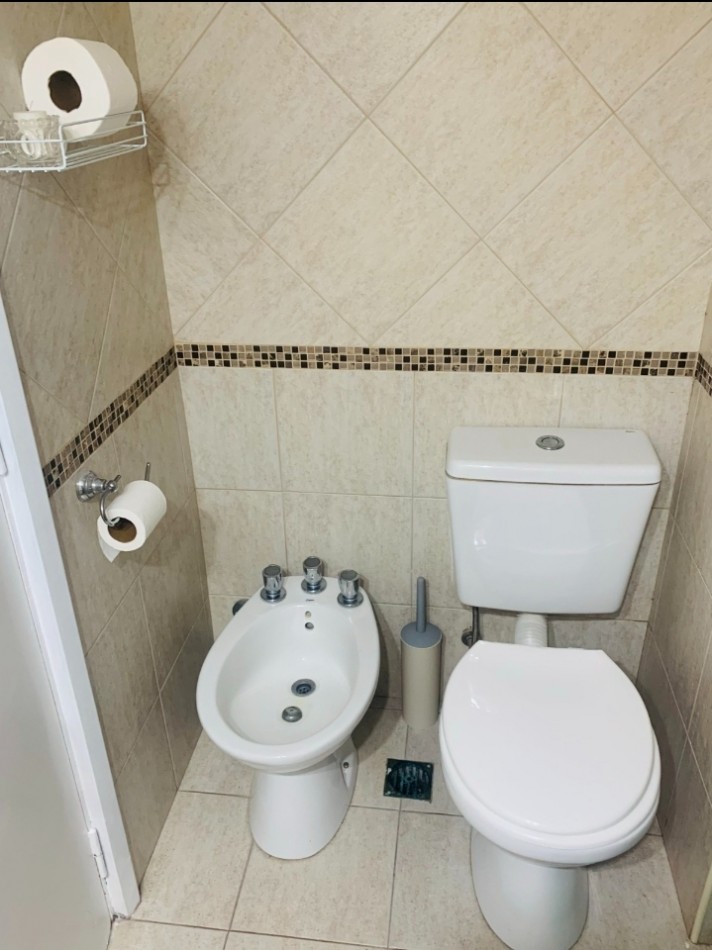 Alquiler por dia un ambiente a la calle para 3 personas. 