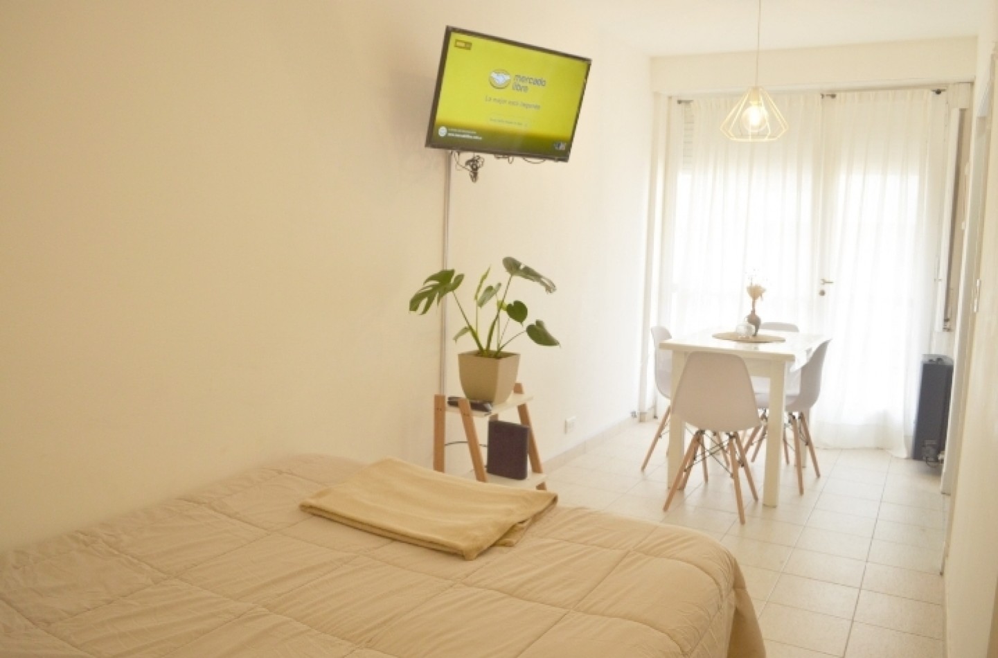 Alquiler por dia un ambiente a la calle para 3 personas. 