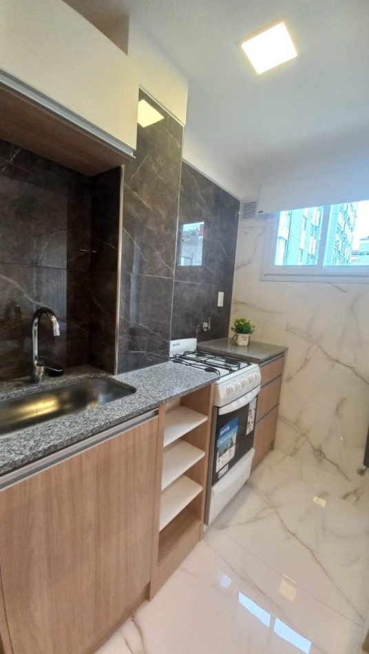 Departamento 2 ambientes reciclado a la calle en pleno centro 