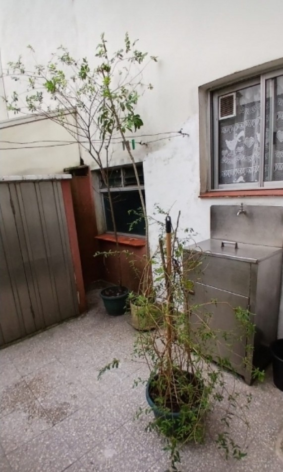 Departamento 2 ambientes con patio Zona Plaza Colon 