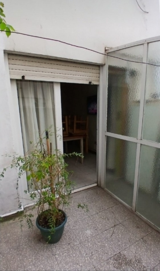 Departamento 2 ambientes con patio Zona Plaza Colon 