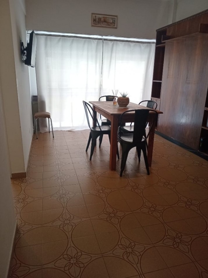 Departamento a la calle con balcon en el centro 