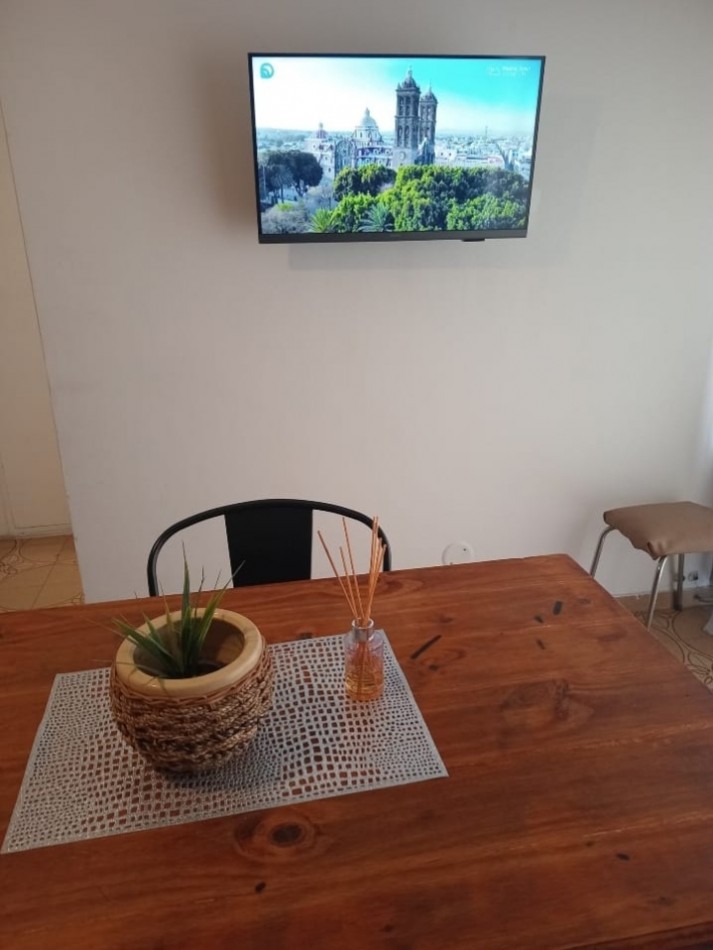 Departamento a la calle con balcon en el centro 