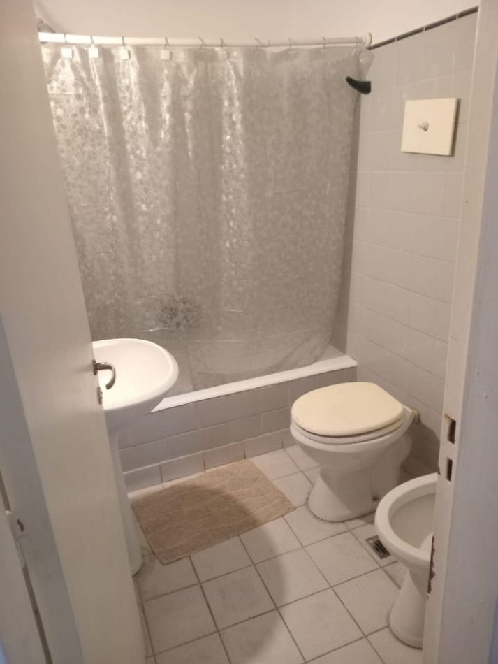 Departamento a la calle con balcon en el centro 