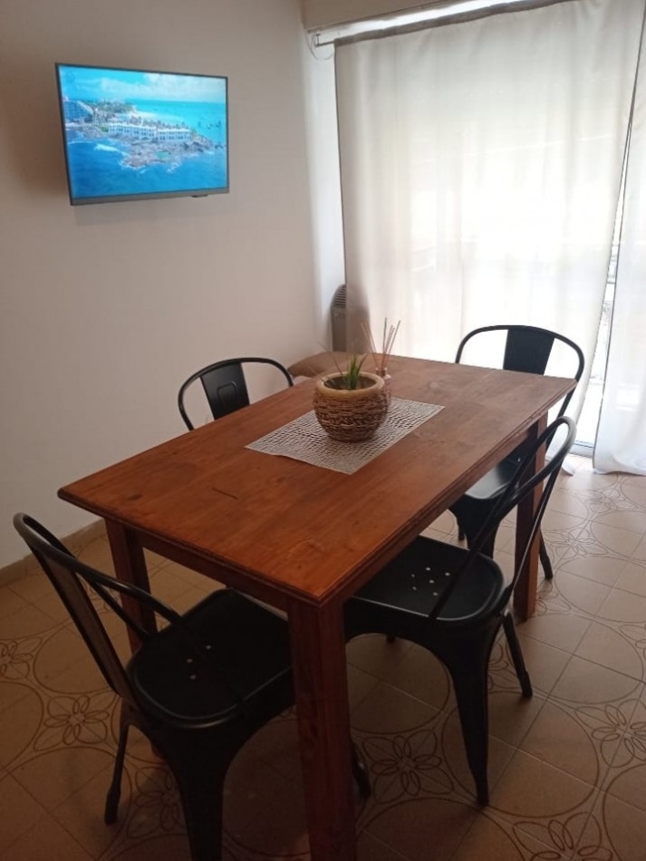 Departamento a la calle con balcon en el centro 