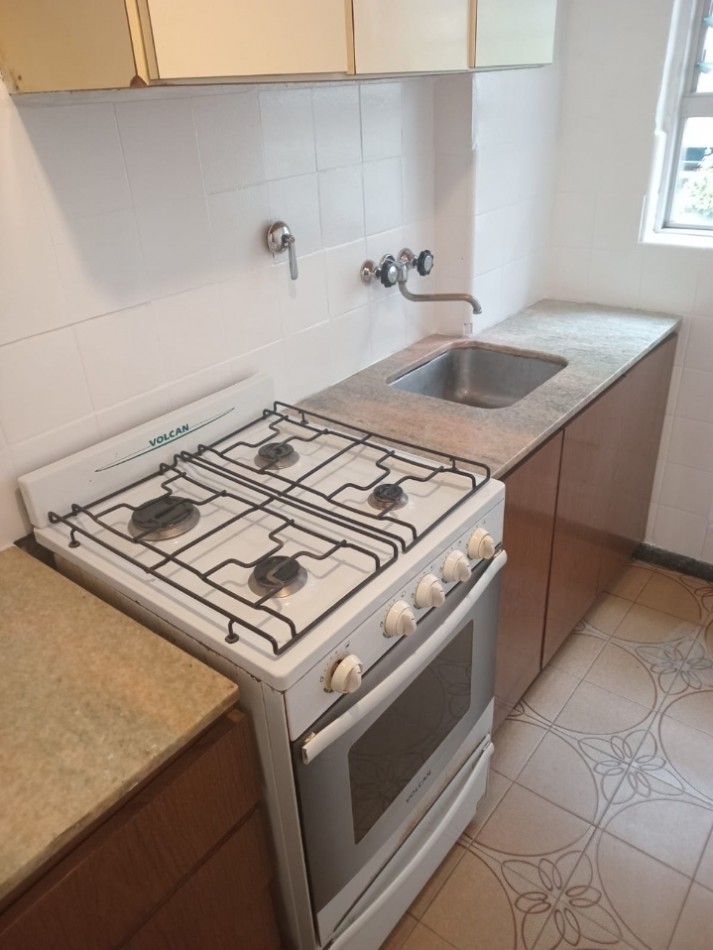 Departamento a la calle con balcon en el centro 