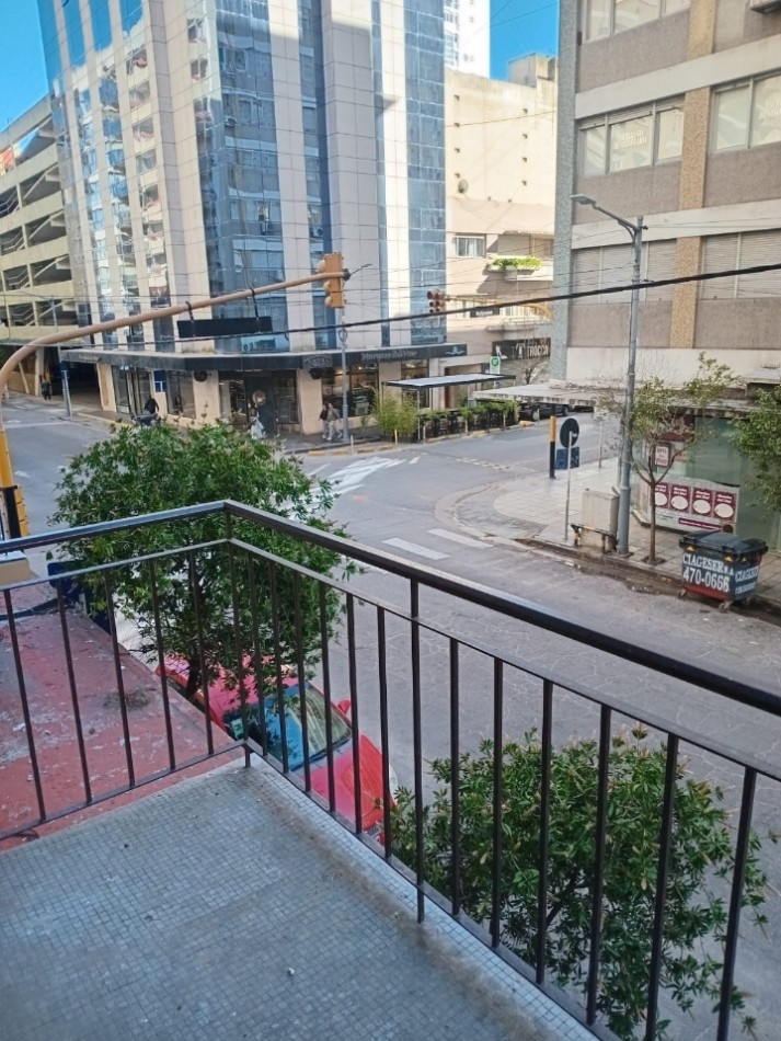 Departamento a la calle con balcon en el centro 