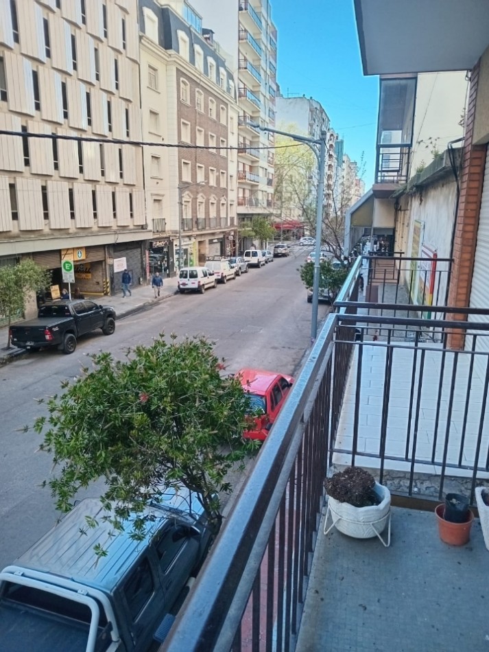 Departamento a la calle con balcon en el centro 