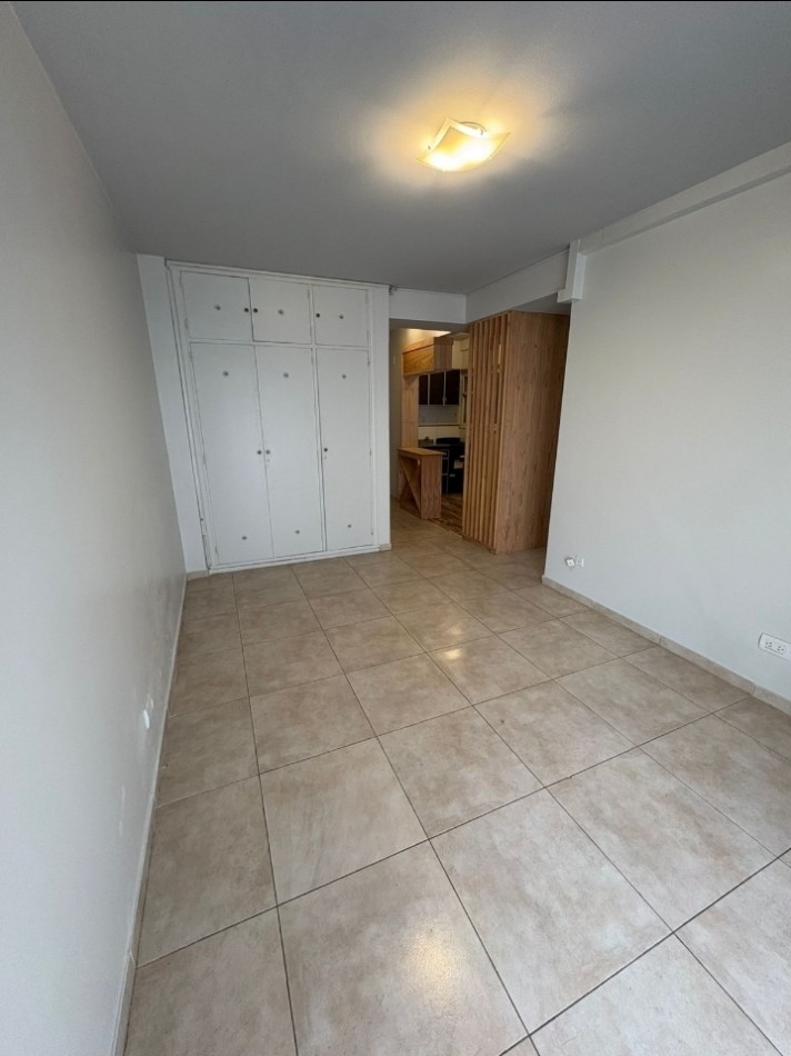 Departamento 2 ambientes totalmente reciclado con balcon a la calle 