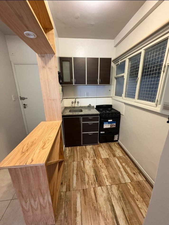 Departamento 2 ambientes totalmente reciclado con balcon a la calle 