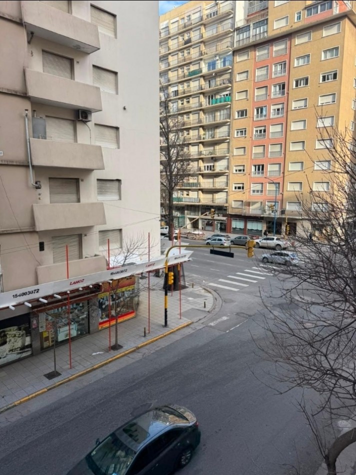 2 ambientes con dependencia y balcon a la calle 