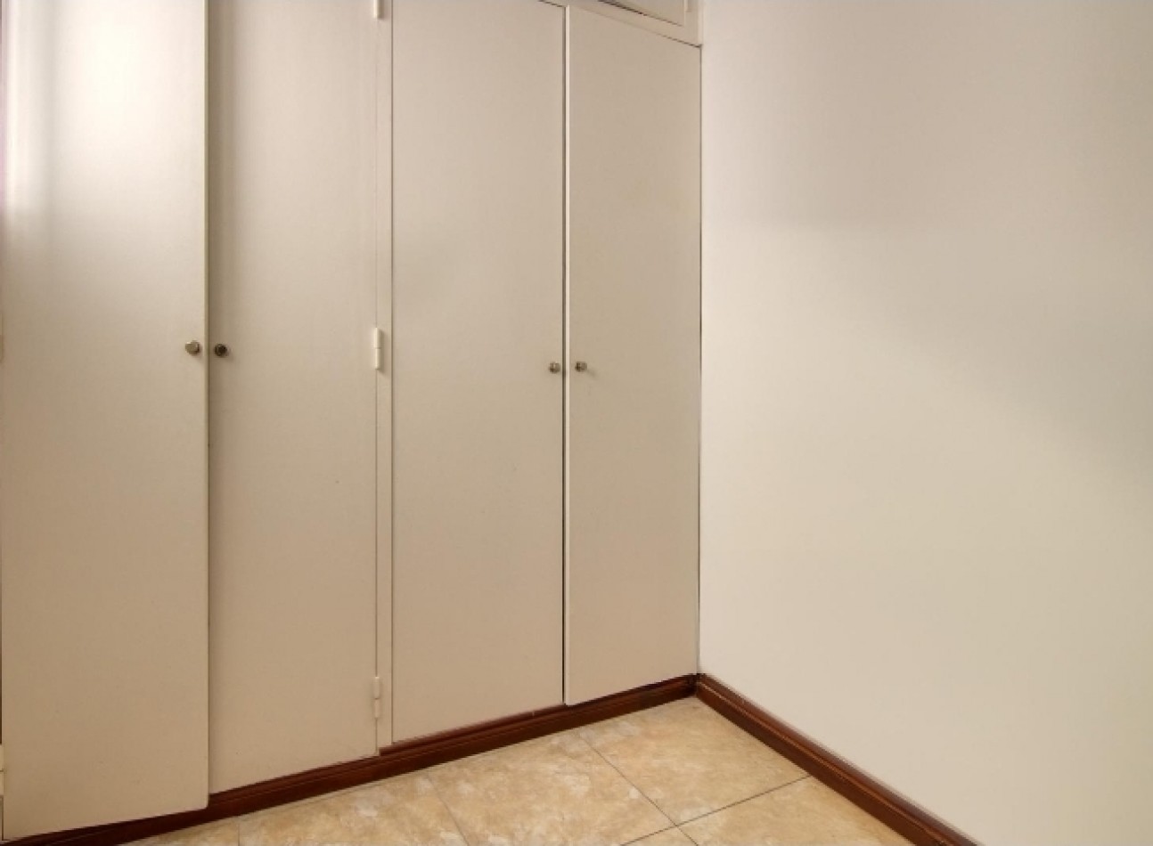 Departamento de 3 ambientes con dependencia y balcon a la calle 