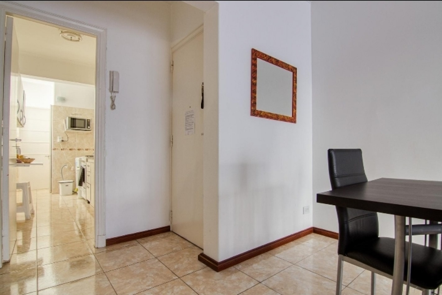 Departamento de 3 ambientes con dependencia y balcon a la calle 