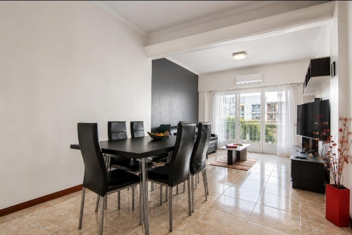 Departamento de 3 ambientes con dependencia y balcon a la calle 
