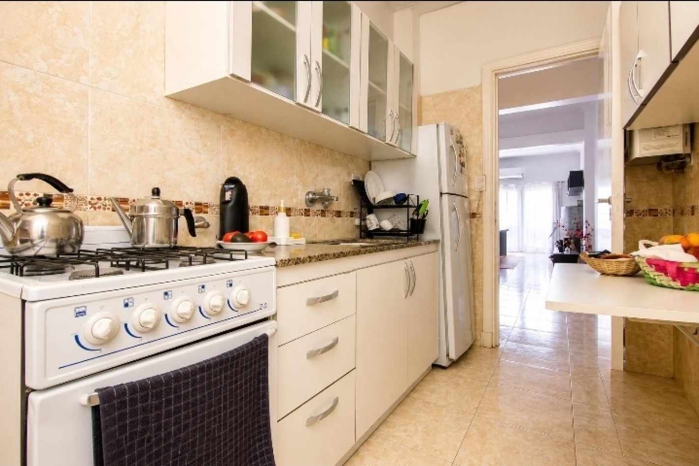 Departamento de 3 ambientes con dependencia y balcon a la calle 