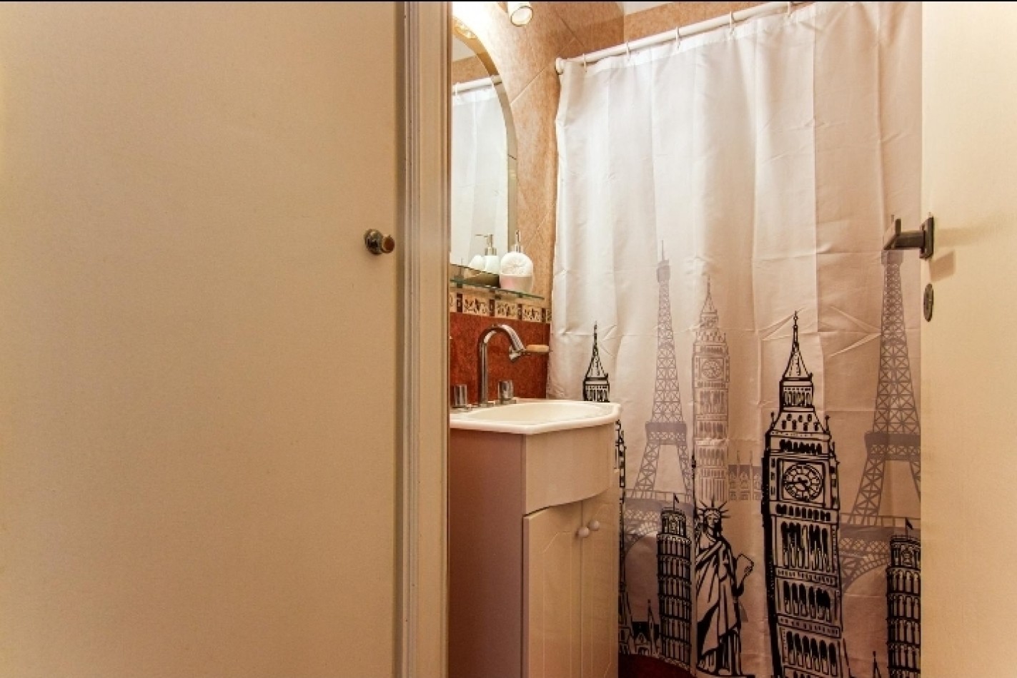Departamento de 3 ambientes con dependencia y balcon a la calle 