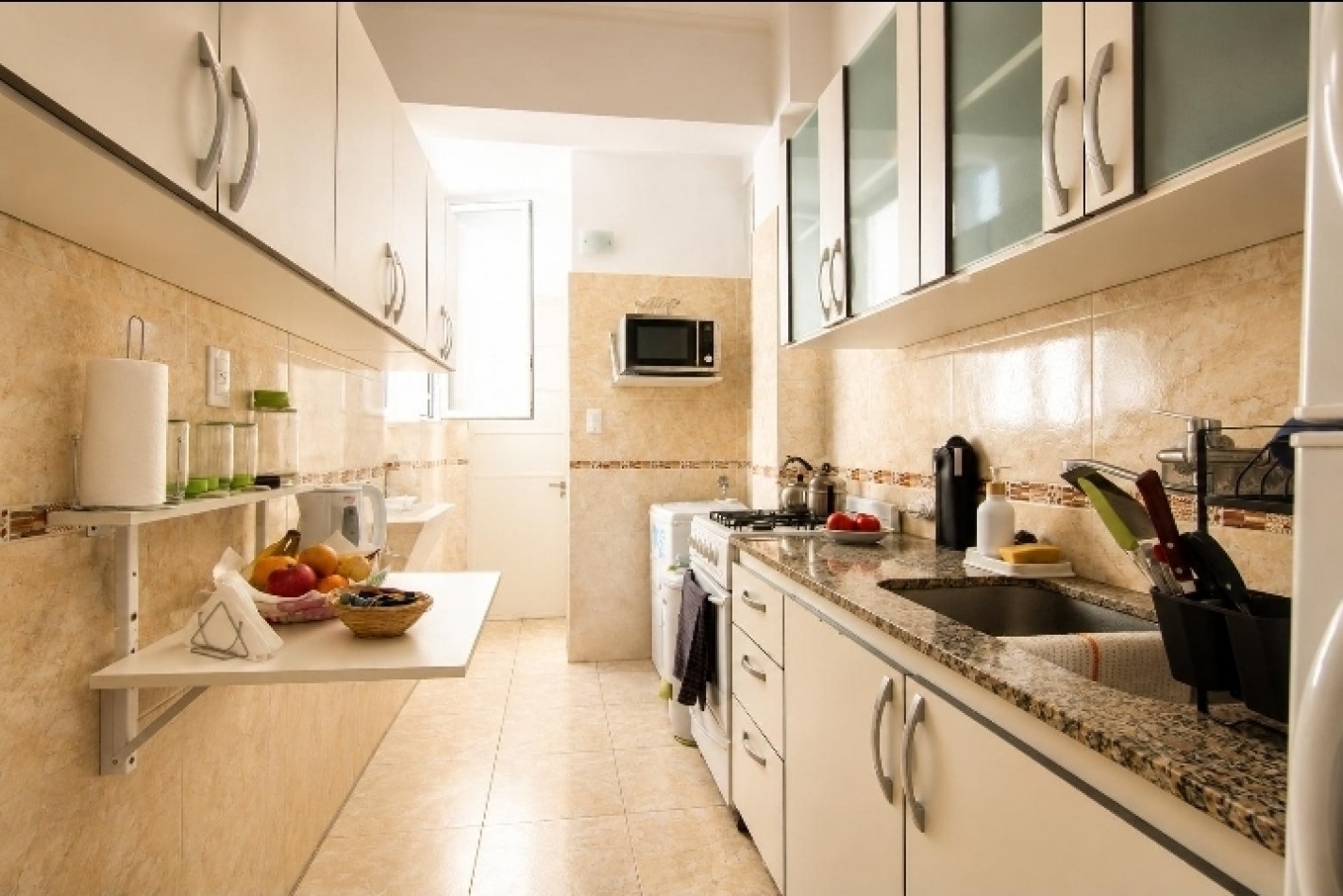 Departamento de 3 ambientes con dependencia y balcon a la calle 