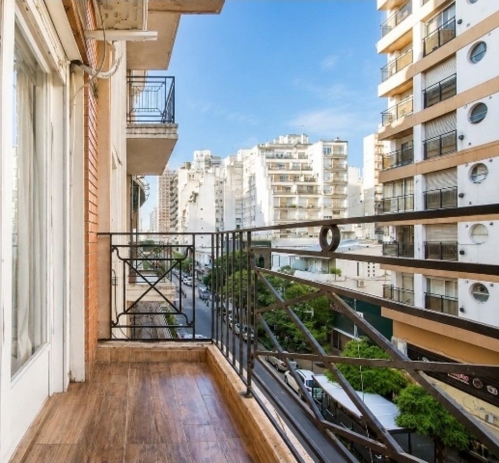 Departamento de 3 ambientes con dependencia y balcon a la calle 