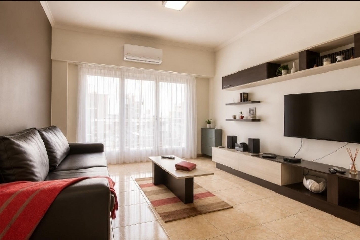 Departamento de 3 ambientes con dependencia y balcon a la calle 