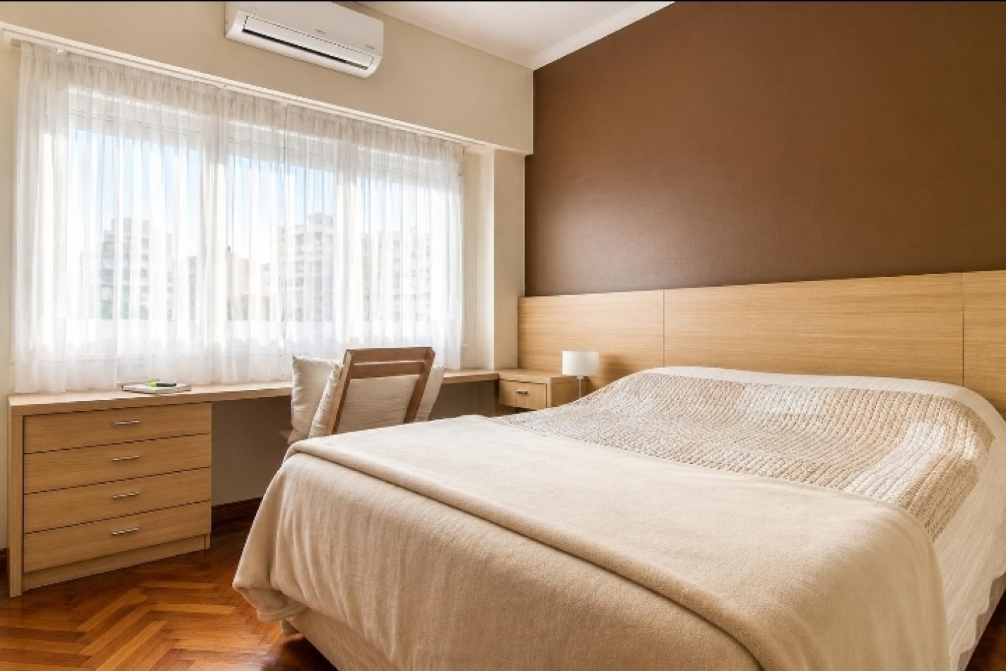 Departamento de 3 ambientes con dependencia y balcon a la calle 