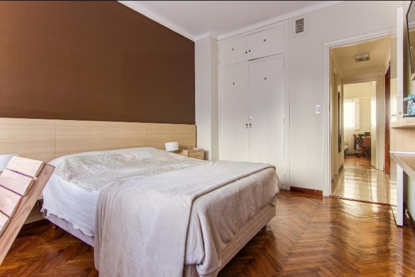 Departamento de 3 ambientes con dependencia y balcon a la calle 