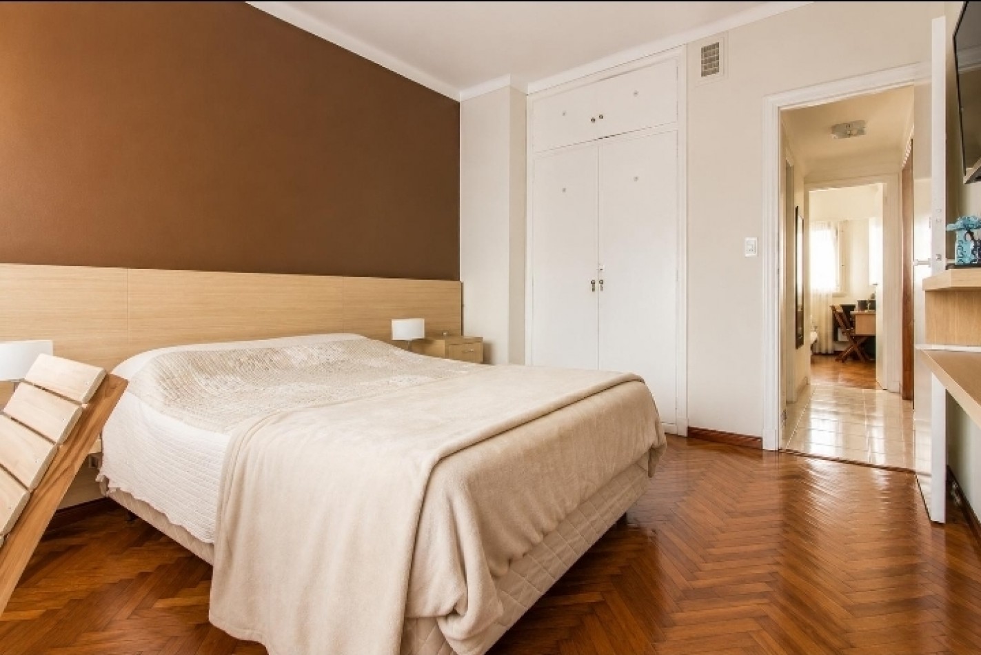 Departamento de 3 ambientes con dependencia y balcon a la calle 