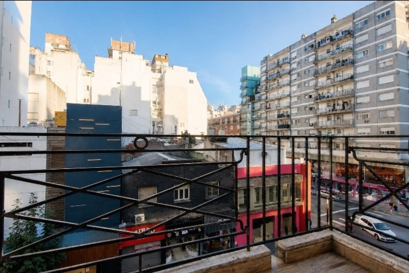 Departamento de 3 ambientes con dependencia y balcon a la calle 