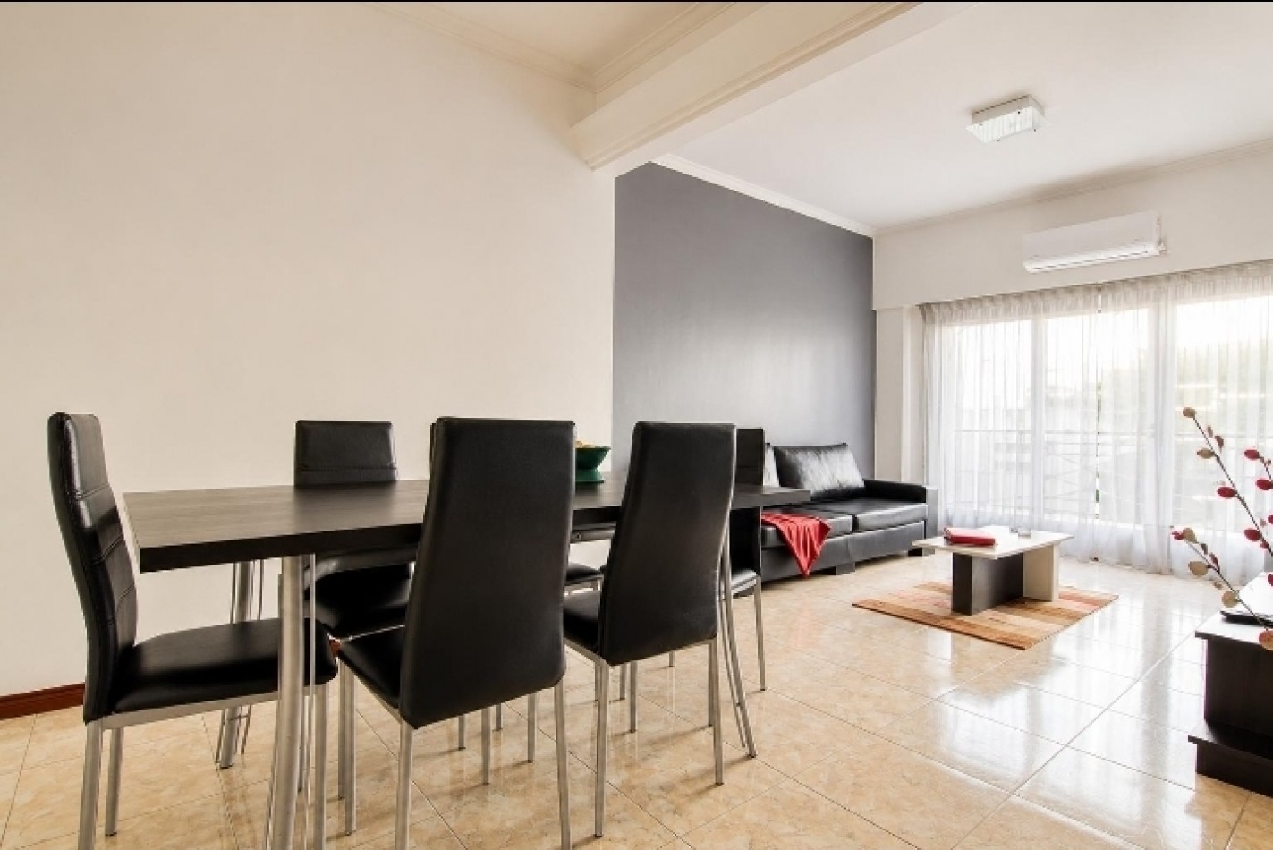 Departamento de 3 ambientes con dependencia y balcon a la calle 