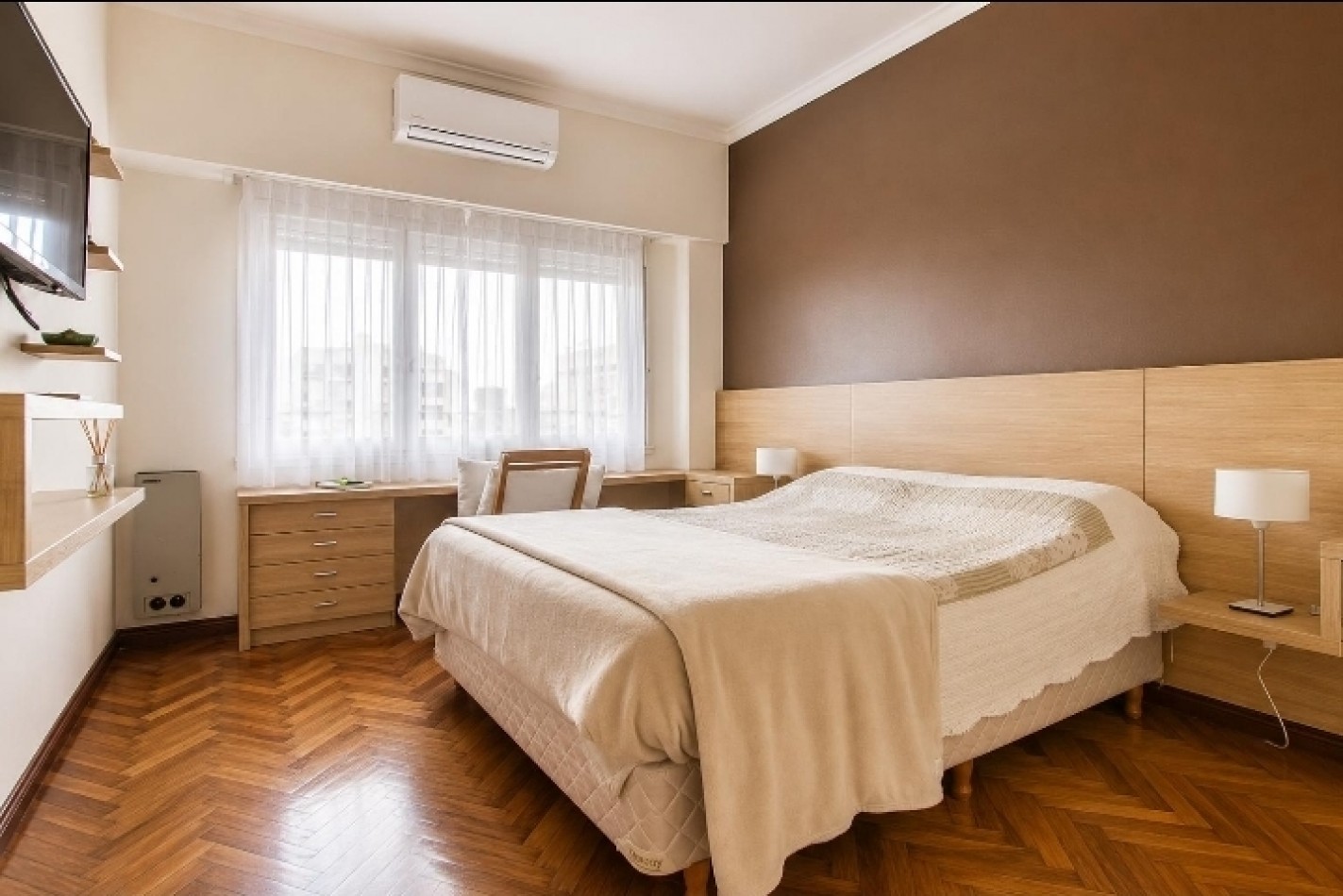 Departamento de 3 ambientes con dependencia y balcon a la calle 