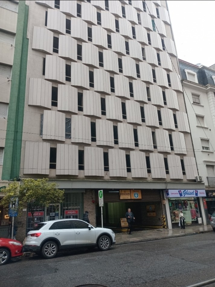 Departamento a la calle con balcon y cochera 