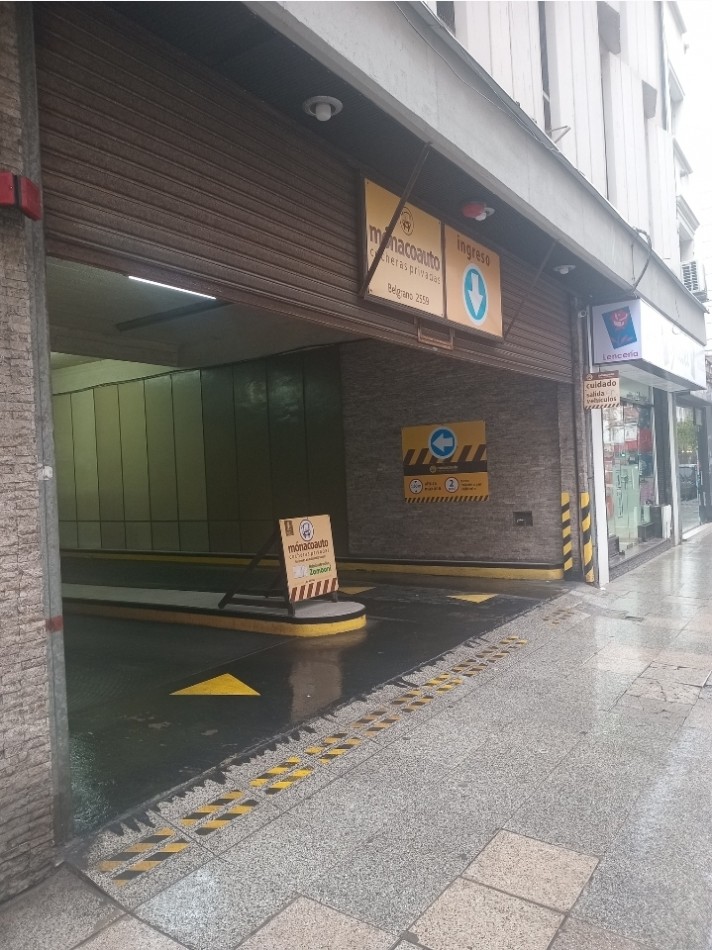 Departamento a la calle con balcon y cochera 