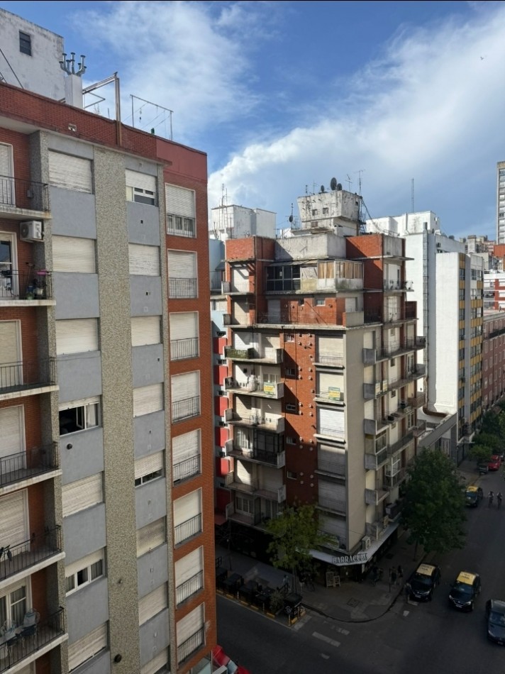 Ambiente desplazado con balcon a la calle 