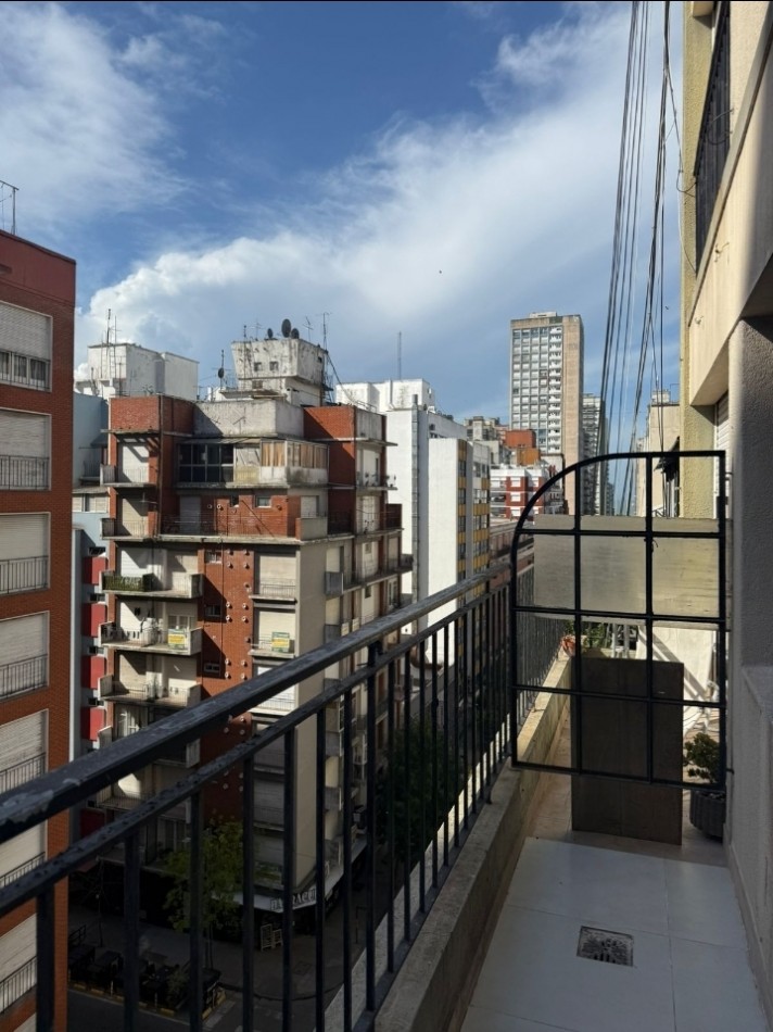 Ambiente desplazado con balcon a la calle 