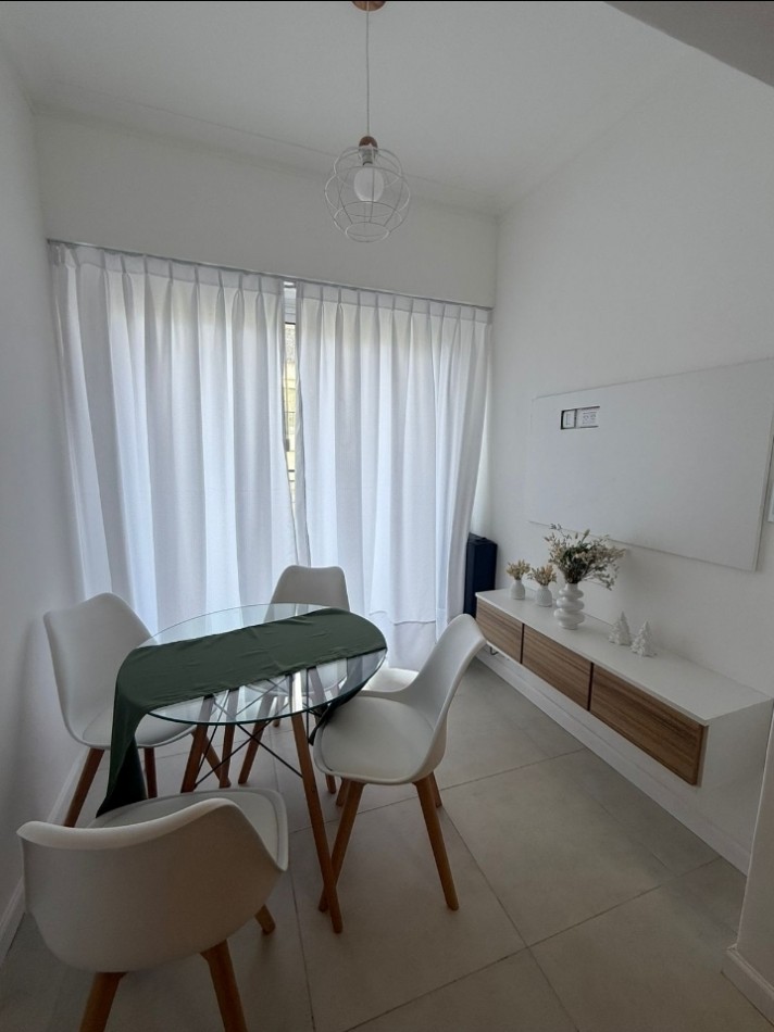 Ambiente desplazado con balcon a la calle 