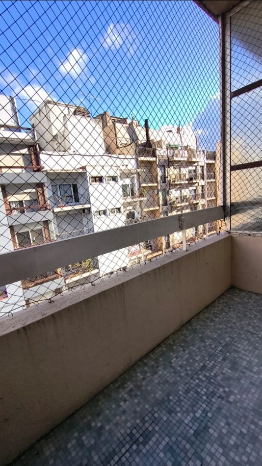 Monoambiente con balcon saliente en estado original 