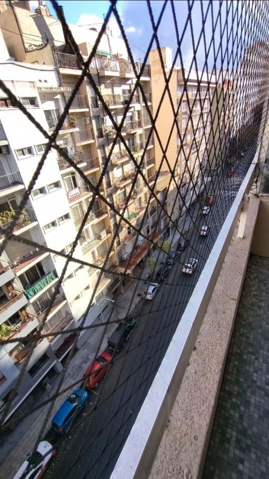 Monoambiente con balcon saliente en estado original 