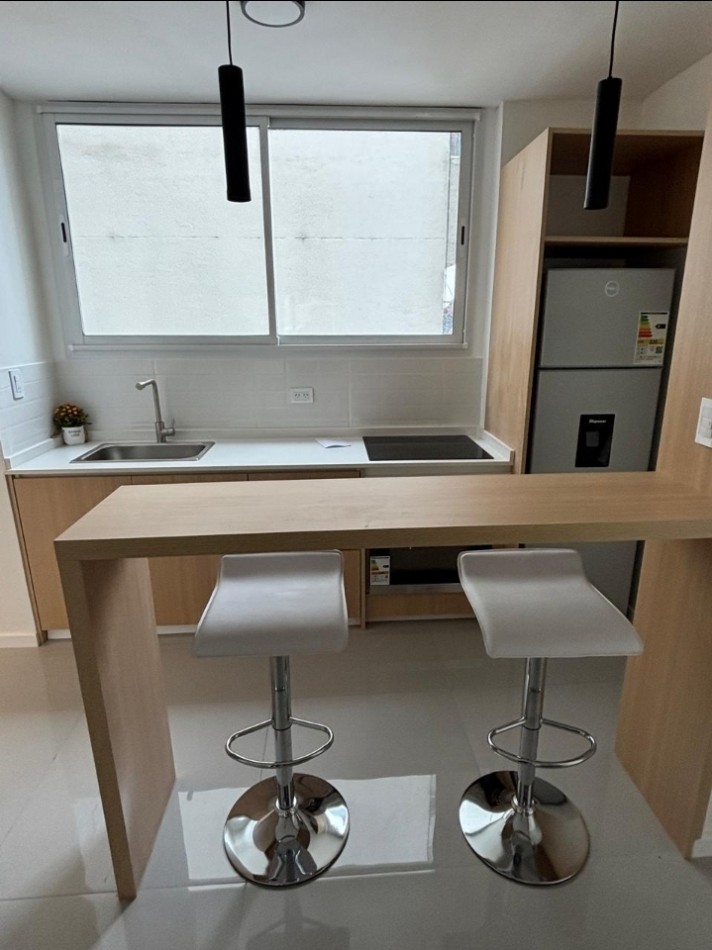 Departamento 3 ambientes con dependencia, balcon saliente 