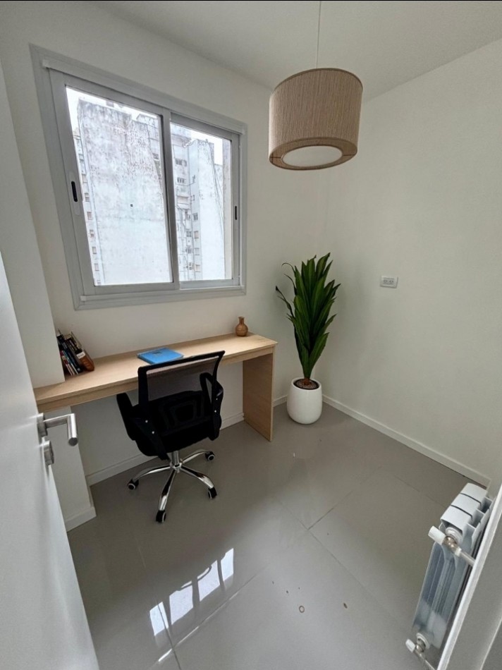 Departamento 3 ambientes con dependencia, balcon saliente 