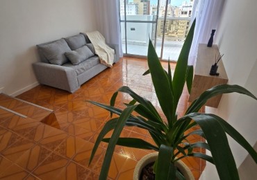 Dos ambientes con balcon saliente y cochera fija.