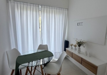 Un ambiente con balcon a la calle 