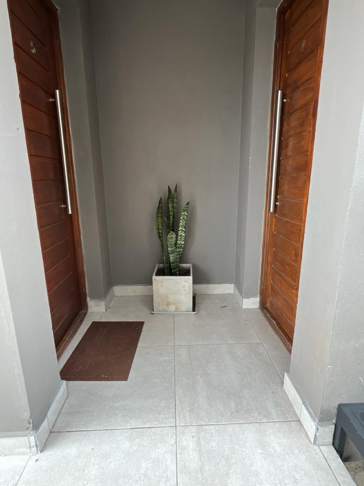 PH 1 AMBIENTE AL FRENTE, EN PLANTA BAJA CON COCHERA EN EL BARRIO SAN JUAN