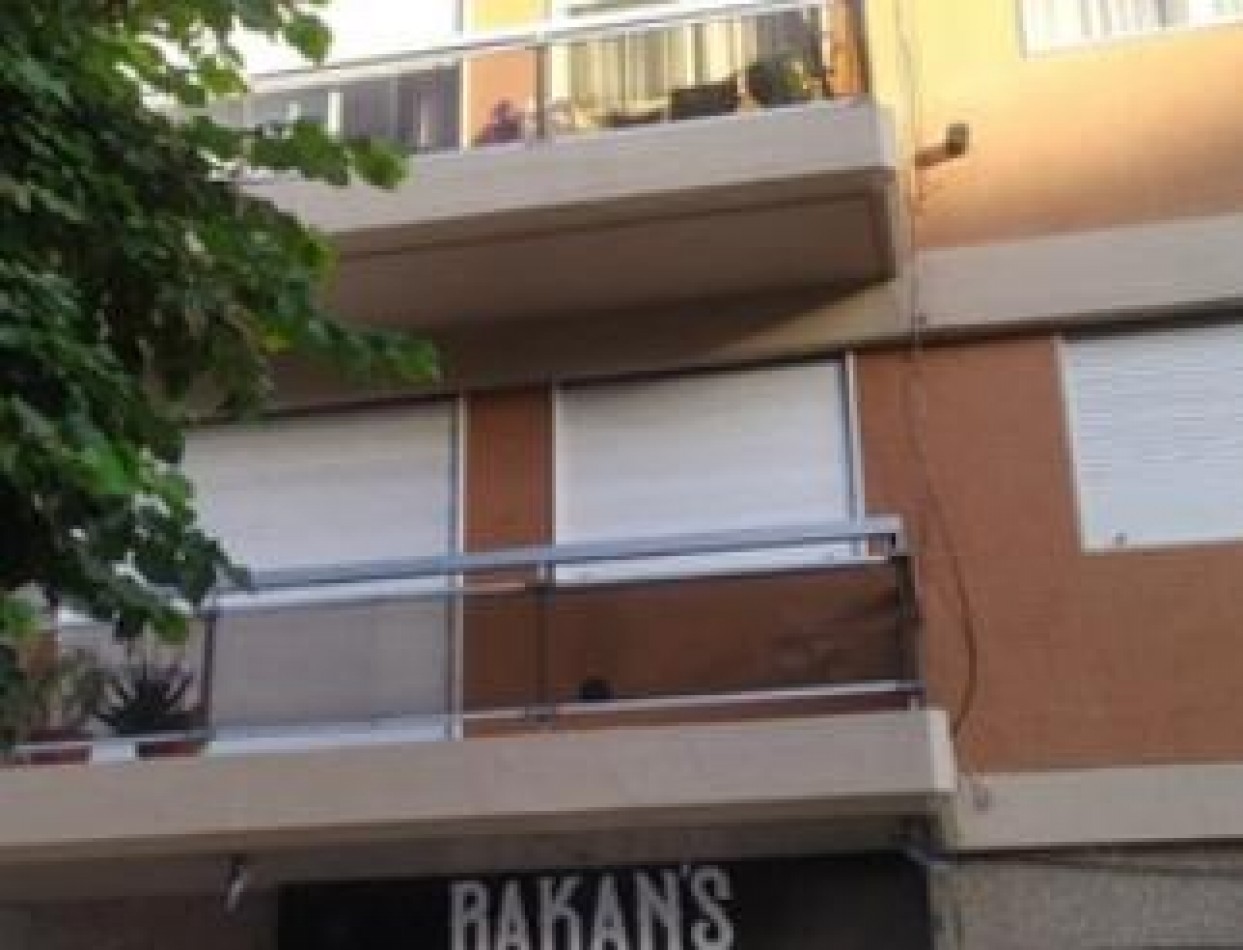 DEPARTAMENTO 4 AMBIENTES CON PATIO EN LA PERLA, A 3 CUADRAS DE LA PLAYA Y A UNA DE PLAZA ESPAÑA